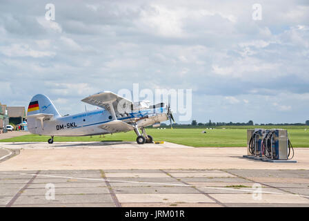 Il tedesco DM-SKL Antonov An-2 a Arnemuiden airport Foto Stock