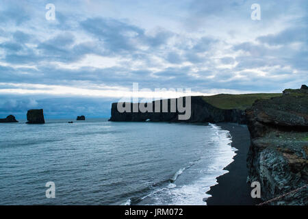 Vista da scogliere Dyrholaey, Islanda Foto Stock