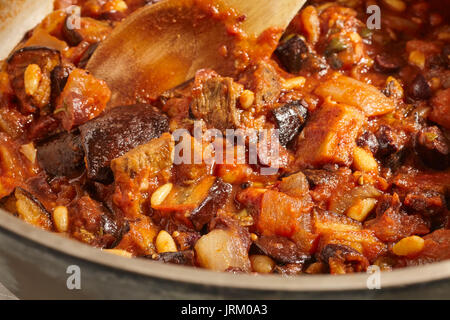 La caponata, uno stufato di melanzane, pomodoro, uvetta e pinoli, dalla Sicilia, Italia Foto Stock