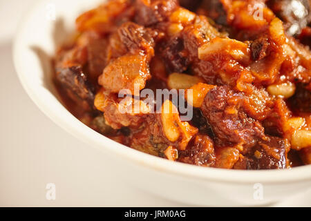 La caponata, uno stufato di melanzane, pomodoro, uvetta e pinoli, dalla Sicilia, Italia Foto Stock