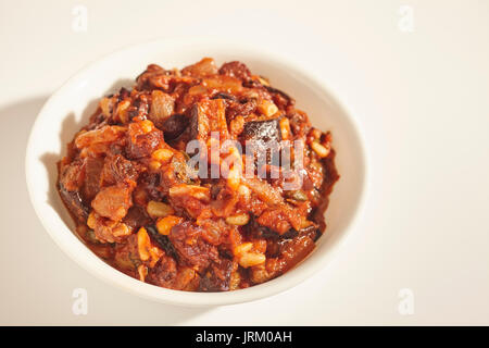 La caponata, uno stufato di melanzane, pomodoro, uvetta e pinoli, dalla Sicilia, Italia Foto Stock