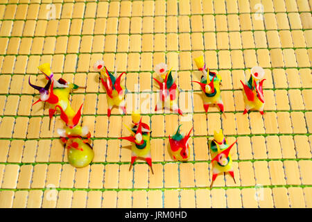 Tohe, i giocattoli tradizionali in Vietnam fatta da colorato in polvere di riso Foto Stock