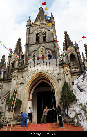 HAI DUONG, Vietnam, Dicembre, 22: Persone decorano la chiesa per il Natale in dicembre, 22, 2012 di Hai Duong, Vietnam Foto Stock