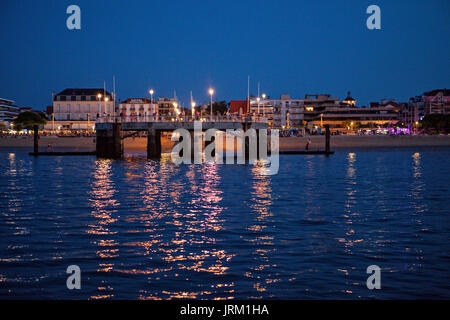 Baia di Arcachon (in francese, il Bassin d'Arcachon e localmente conosciuta semplicemente come "Le Bassin') è una baia dell'Oceano Atlantico sulla costa sudoccidentale di Fran Foto Stock