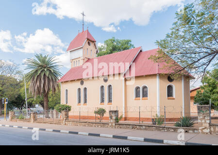 TSUMEB, NAMIBIA - Giugno 20, 2017: la storica Santa Barbara Chiesa cattolica in Tsumeb nella regione di Oshikoto di Namibia Foto Stock