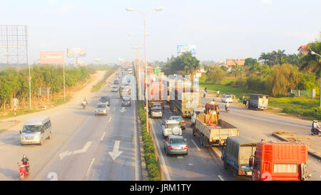 HAI DUONG, Vietnam, novembre 28: traffico in Vietnam in novembre, 28, 2014 di Hai Duong, Vietnam Foto Stock