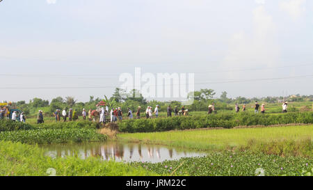 HAI DUONG, Vietnam, luglio, 20: gruppo di persone che frequentano il funerale in Vietnam a luglio, 20, 2014 di Hai Duong, Vietnam. Foto Stock