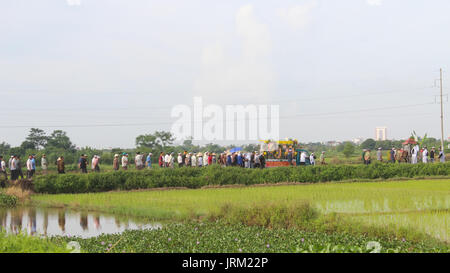 HAI DUONG, Vietnam, luglio, 20: gruppo di persone che frequentano il funerale in Vietnam a luglio, 20, 2014 di Hai Duong, Vietnam. Foto Stock