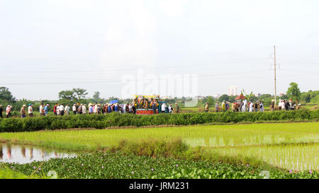 HAI DUONG, Vietnam, luglio, 20: gruppo di persone che frequentano il funerale in Vietnam a luglio, 20, 2014 di Hai Duong, Vietnam. Foto Stock