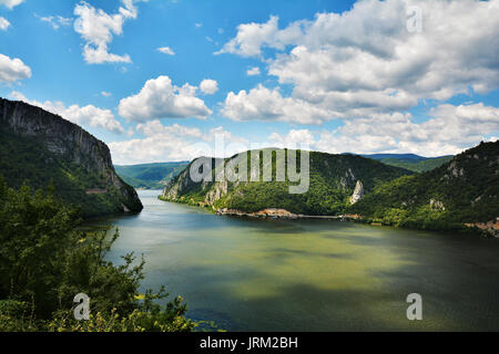 Spettacolari Gole del Danubio, noto anche come il Danubio caldaie ,passando attraverso le Montagne dei Carpazi, tra Serbia e Romania Foto Stock