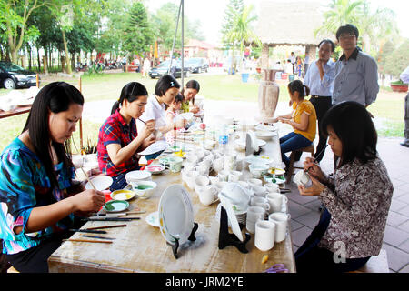 HAI DUONG, Vietnam, 27 aprile: i lavoratori di Chu Dau antico villaggio di ceramica vernice prodotti ceramici per turisti in caso: Visitare Chu Dau antica cerami Foto Stock