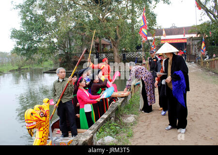 HAI DUONG, Vietnam, marzo 10: gruppo asiatico cantare canzoni folk in festival folk su marzo, 10, 2014 di Hai Duong, Vietnam. Foto Stock