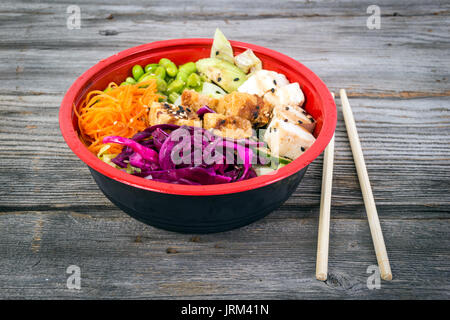 Il tofu vegetariani ciotola poke su tavola di legno ad alto angolo di visione Foto Stock