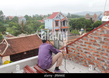 HAI DUONG, Vietnam, luglio 4: i lavoratori di saldatura della barra di acciaio a luglio, 2014 di Hai Duong, Vietnam. Foto Stock