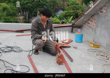 HAI DUONG, Vietnam, luglio 4: i lavoratori di saldatura della barra di acciaio a luglio, 2014 di Hai Duong, Vietnam. Foto Stock