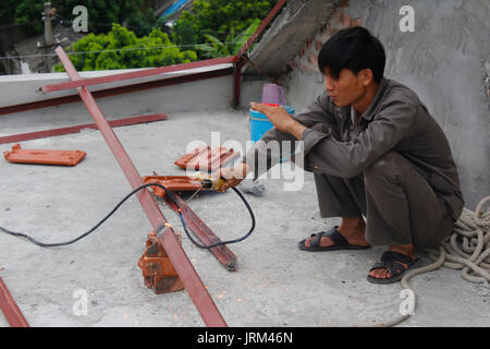 HAI DUONG, Vietnam, luglio 4: i lavoratori di saldatura della barra di acciaio a luglio, 2014 di Hai Duong, Vietnam. Foto Stock