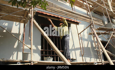 HAI DUONG, Vietnam, Maggio, 20: costruzione i lavoratori lavoratori edili intonaci house a maggio, 20, 2014 di Hai Duong, Vietnam Foto Stock