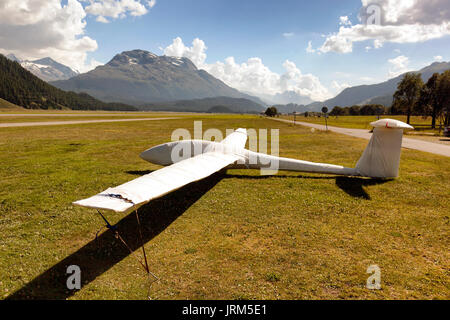 Alianti ottenere pronto a volare nelle montagne di St Moritz Foto Stock