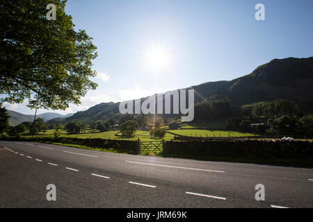 La strada attraverso il parco nazionale del Lake District, Cumbria, Inghilterra in una giornata di sole Foto Stock