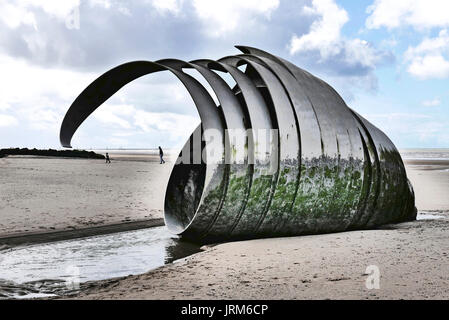 Maria scultura della Shell su Cleveleys beach a bassa marea con il padre e il figlio in corso di riproduzione in background Foto Stock