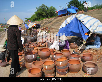 HAI DUONG, Vietnam, 12 agosto: persone al mercato della ceramica su agosto 12, 2014 di Hai Duong, Vietnam Foto Stock