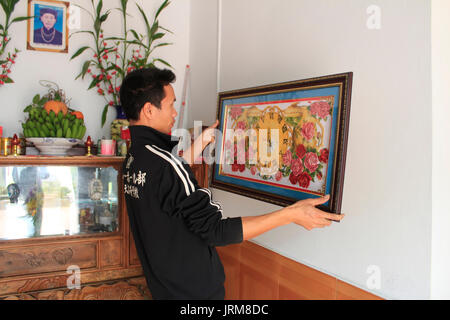 Haiduong, Vietnam, febbraio, 17: artigiano lavorando su frame in frame shop on febbraio, 17, 2015 di Hai Duong, Vietnam Foto Stock