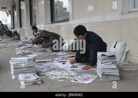 Hanoi, Vietnam, marzo 27: persone a vendere giornali sulla strada a marzo, 27, 2015 ad Hanoi, Vietnam Foto Stock