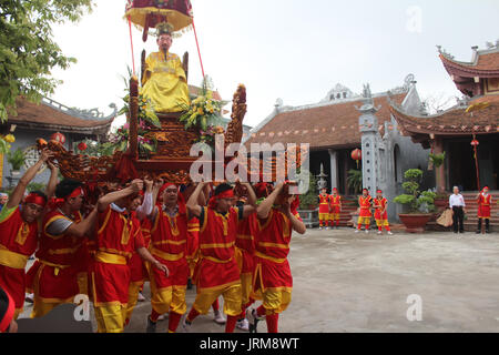 Haiduong, Vietnam, Marzo 31, 2015: un gruppo di persone che frequentano le feste tradizionali Foto Stock