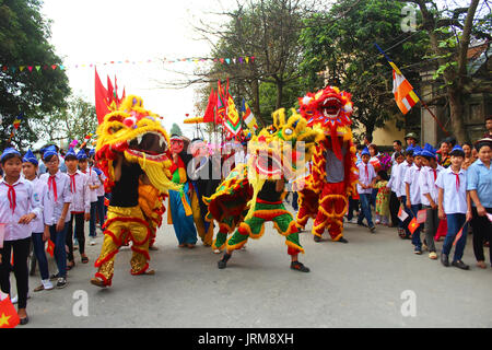Haiduong, Vietnam, Marzo 31, 2015: gruppo di persone Leone danza sulle strade Foto Stock