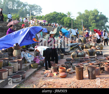 HAI DUONG, Vietnam, 12 agosto: persone al mercato della ceramica su agosto 12, 2014 di Hai Duong, Vietnam. Foto Stock