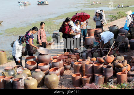 HAI DUONG, Vietnam, 12 agosto: persone al mercato della ceramica su agosto 12, 2014 di Hai Duong, Vietnam. Foto Stock