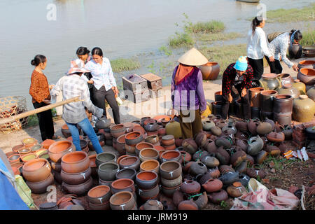 HAI DUONG, Vietnam, 12 agosto: persone al mercato della ceramica su agosto 12, 2014 di Hai Duong, Vietnam. Foto Stock