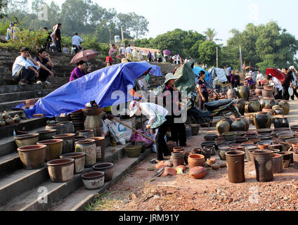 HAI DUONG, Vietnam, 12 agosto: persone al mercato della ceramica su agosto 12, 2014 di Hai Duong, Vietnam. Foto Stock