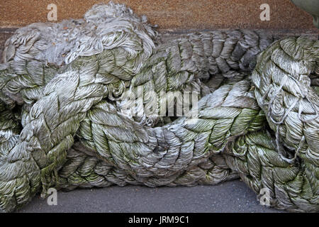 Vecchia e spessa corda per l'ormeggio al porto di Yokohama in Giappone Foto Stock