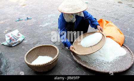 HAI DUONG, Vietnam, 6 novembre: donna vietnamita agricoltore di riso pulito dopo la fresatura su 6 Novembre 2013 di Hai Duong, Red River Delta, Vietnam. Foto Stock