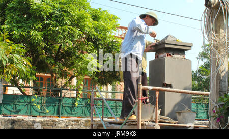HAI DUONG, Vietnam, Maggio, 20: costruzione i lavoratori lavoratori edili intonaci house a maggio, 20, 2014 di Hai Duong, Vietnam Foto Stock