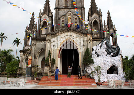 HAI DUONG, Vietnam, Dicembre, 22: Persone decorano la chiesa per il Natale in dicembre, 22, 2012 di Hai Duong, Vietnam Foto Stock