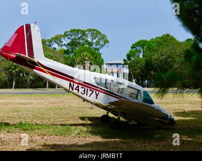 Piper PA 23 160 Apache aereo danneggiato, pista superamento del 16 giugno 2017, senza lesioni, twin motore piccolo aereo, naso verso il basso. Cedar Key, Florida, Stati Uniti d'America. Foto Stock