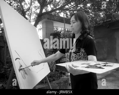 HAI DUONG, Vietnam, Settembre, 13: Artista femminile pittura a casa in settembre, 13, 2012 di Hai Duong, Vietnam Foto Stock