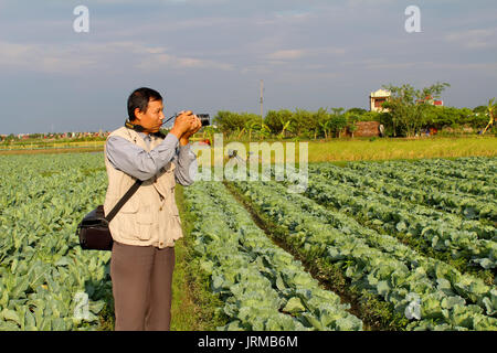 HAI DUONG, Vietnam, Settembre, 13: reporter prendere le foto nel campo di settembre, 13, 2012 di Hai Duong, Vietnam Foto Stock