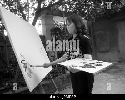 HAI DUONG, Vietnam, Settembre, 13: Artista femminile pittura a casa in settembre, 13, 2012 di Hai Duong, Vietnam Foto Stock