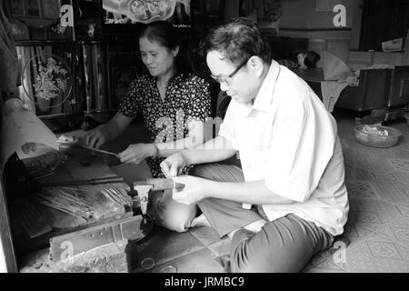 HAI DUONG, Vietnam, 27 maggio: Coppie gioielliere predisposti anelli argento su 27 maggio 2013 nel villaggio tradizionale gioiellieri Chau khe, Thuc khang, Binh giang, Hai Foto Stock