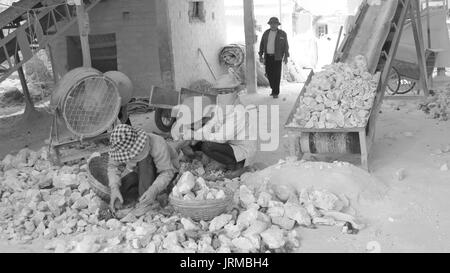 HAI DUONG, Vietnam, 20 aprile: i lavoratori che operano nella fornace di calce on April 20, 2014 di Hai Duong, Vietnam Foto Stock