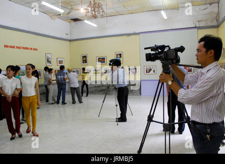 HAI DUONG, Vietnam, Settembre, 13: reporter film in mostra di pittura su settembre, 13, 2012 di Hai Duong, Vietnam Foto Stock