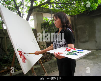 HAI DUONG, Vietnam, Settembre, 13: Artista femminile pittura a casa in settembre, 13, 2012 di Hai Duong, Vietnam Foto Stock