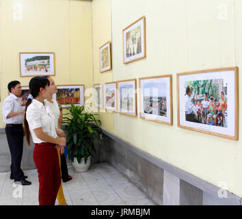 HAI DUONG, Vietnam, Settembre, 13: Ragazze guarda foto mostra su settembre, 13, 2012 di Hai Duong, Vietnam Foto Stock