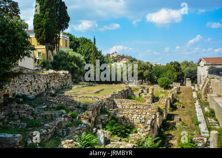 Una vista della collina di ninfe con l Osservatorio nazionale di Atene e di Santa Marina chiesa prese dai Romani Agorà di Atene in Grecia Foto Stock