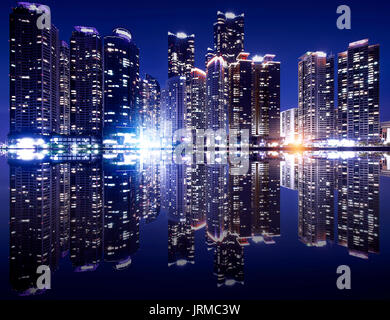 Busan cityscape con la riflessione effact, Corea del Sud skyline.( tonalità scura) Foto Stock