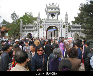 HAI DUONG, Vietnam, febbraio, 18: persone frequentano Mo Trach tradizionale festa in febbraio, 18, 2013 di Hai Duong, Vietnam. Mo Trach è il vecchio borgo Foto Stock