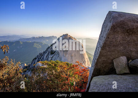 Picco Baegundae e Bukhansan montagne in autunno,Seul in Corea del Sud. Foto Stock